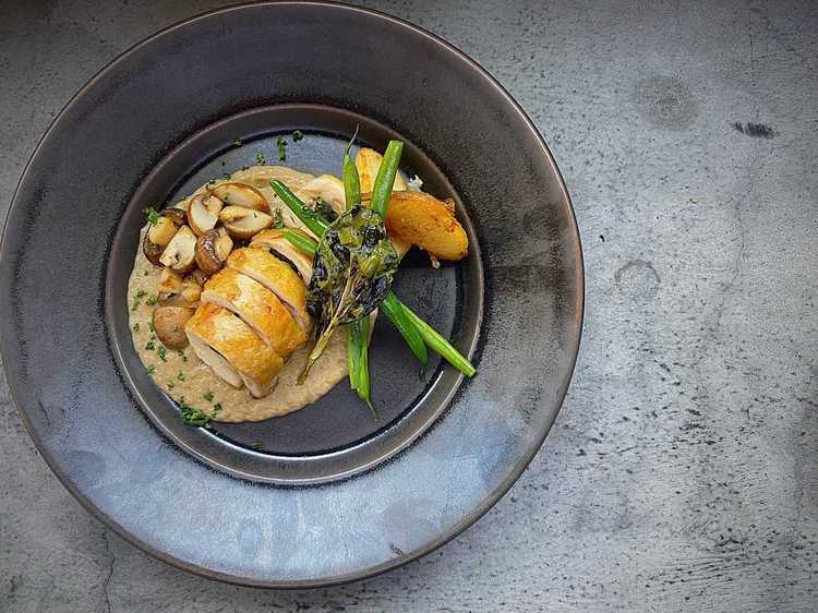 「チキンのロースト 4種のキノコソース」
