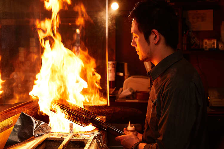 上土佐備長炭を使った本格的な焼き場で調理