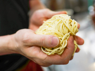 毎日手作りの自家製麺を店舗へ配送