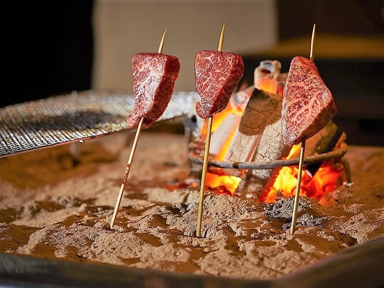 当社登録商標。肉よろず自慢の「原始焼き」