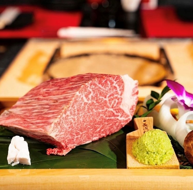 神戸牛を使用した、極上の炙り肉寿司