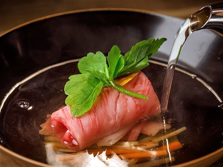 熱々のだしを目の前で注ぐリブとろ椀しゃぶ
