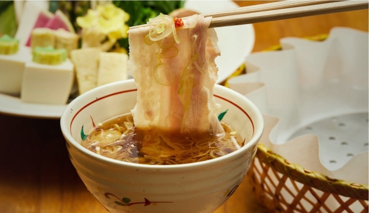 お出し汁でいただく名物"出汁しゃぶ”