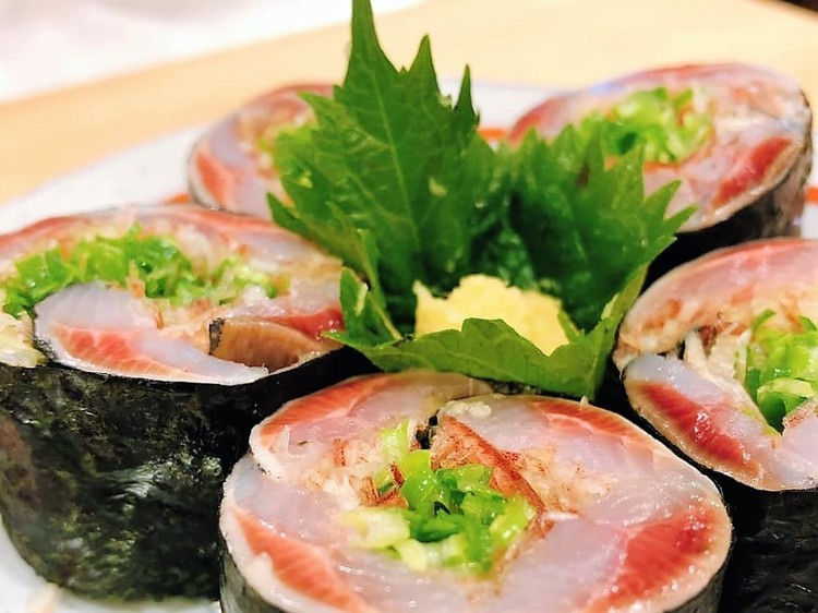 新鮮なイワシは薬味たっぷりの海苔巻きで!