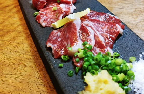 お肉も刺身で食べられる新鮮さ!