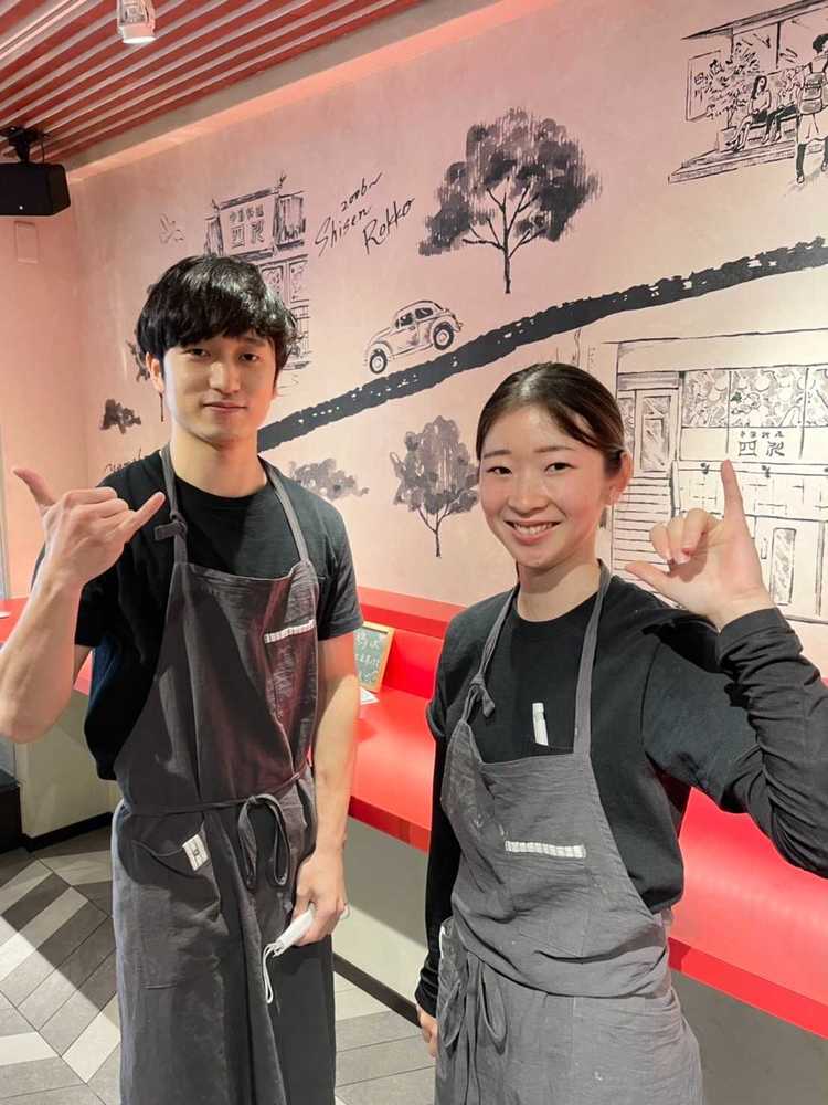 テキパキ動く男女スタッフが活躍しています