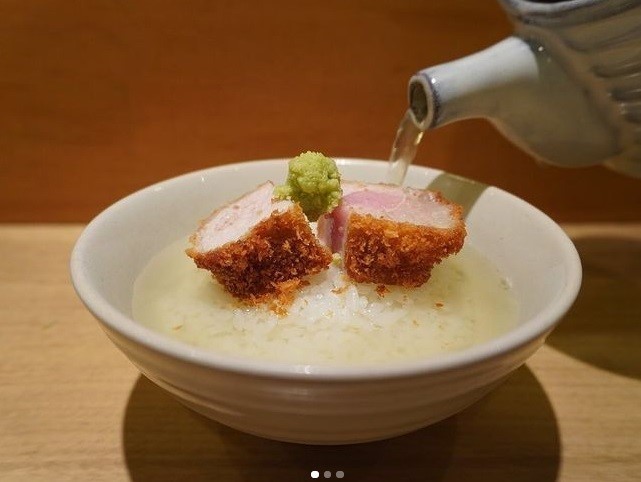 〆はトンカツに出汁をかけた茶漬けを