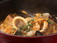 Staub社製で煮込むサルスエラ