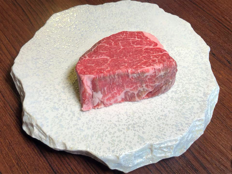 上質なお肉を店内でカットしています