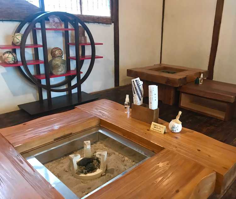 囲炉裏で落ち着いた雰囲気の店内