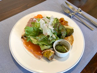 生ハムや新鮮野菜も絶品
