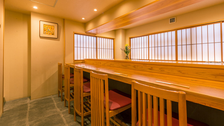 木目を基調とした清潔で明るい店内