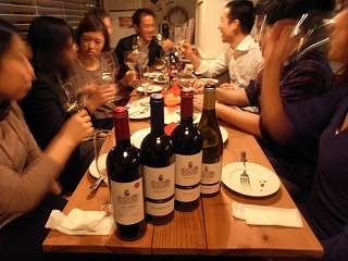 グルメな大人たちで賑わっておりますっ