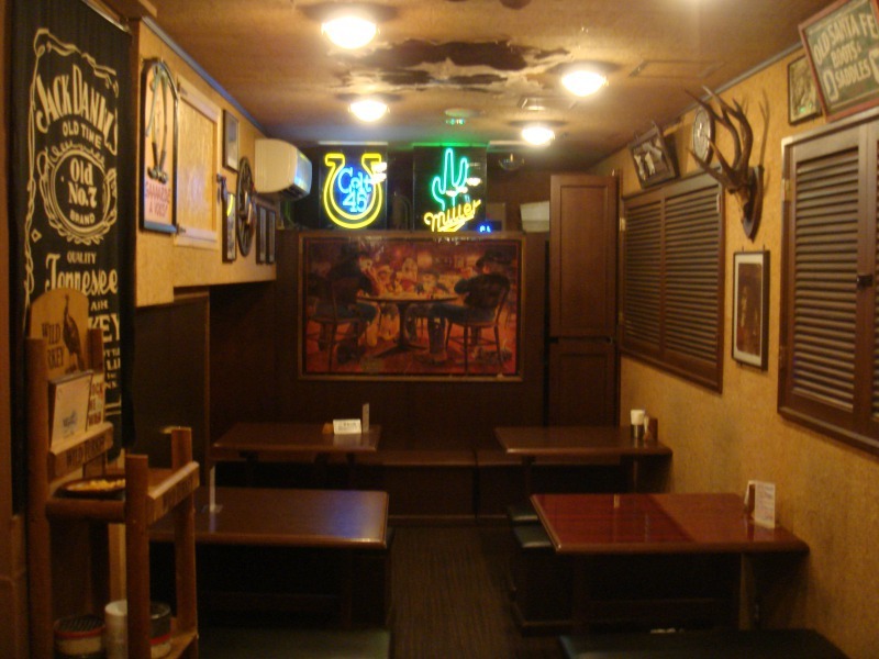 カウンター１２席テーブル３６席・写真２Ｆ