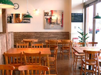 木のテーブルとイスがかわいらしい♪