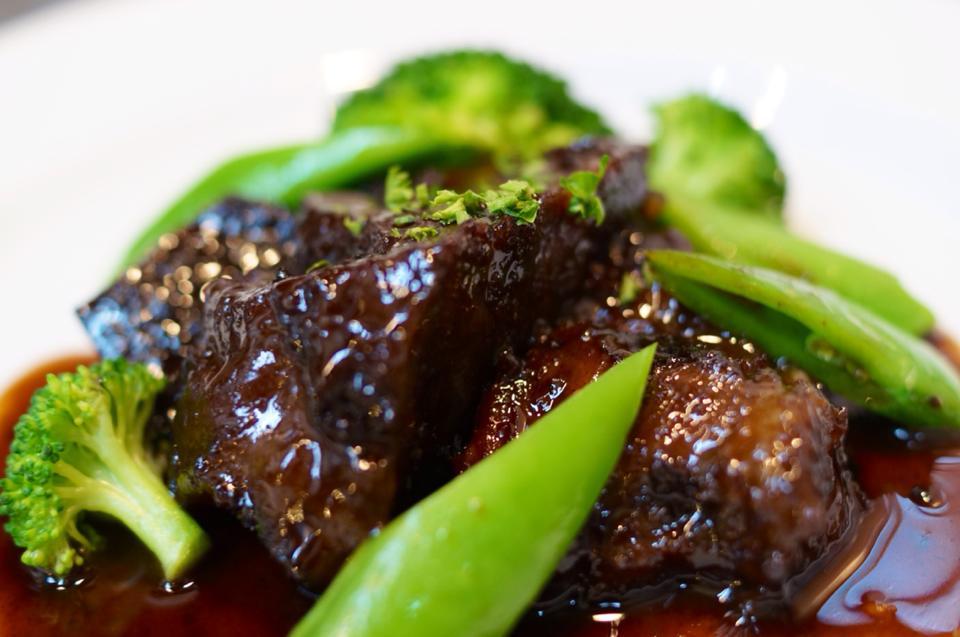 メイン料理の牛ほほ肉の赤ワイン煮込み