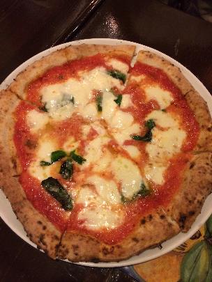 創業以来、ナポリ人の焼く本物のピッツァ