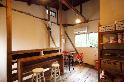 二階８席のイートインスペースは全て手作り