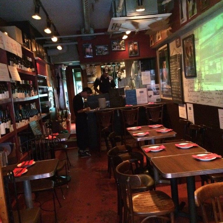 店内にはリヨン駅の映像が流れます