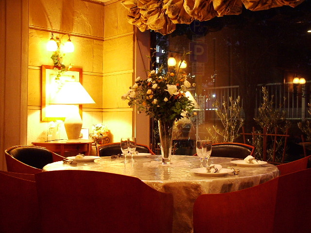 目の前は目黒川の桜並木です