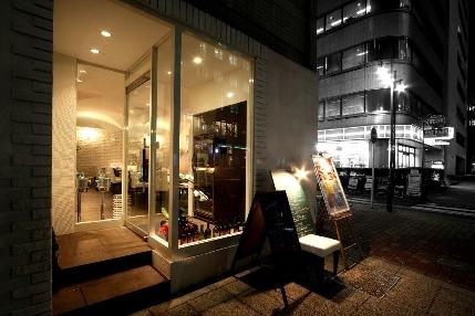 白を基調としたスタイリッシュな店内