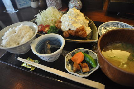 ランチでは、チキン南蛮が人気です。