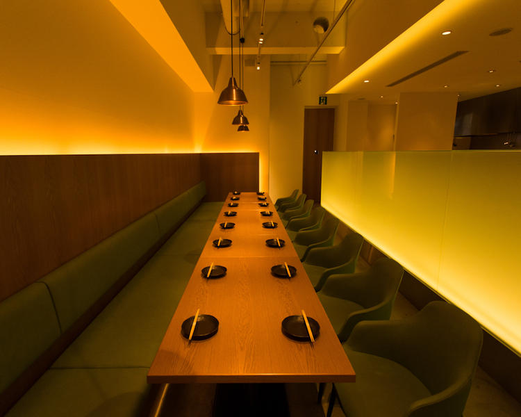 モダンで落ち着いたデザインの店内