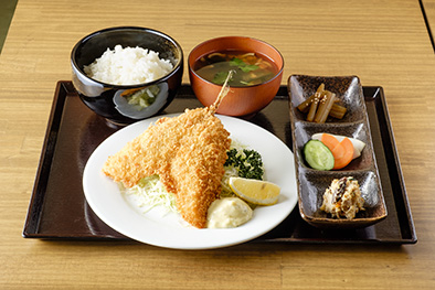 釣りアジを捌いて提供！ふかふか食感！