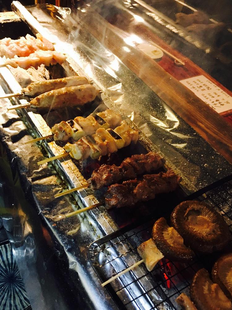 炭火で丁寧に焼いてます