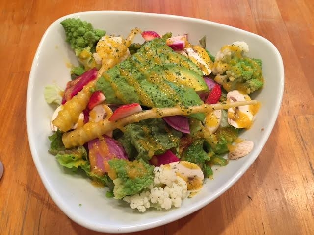 国産にこだわったカラフルなサラダ♪