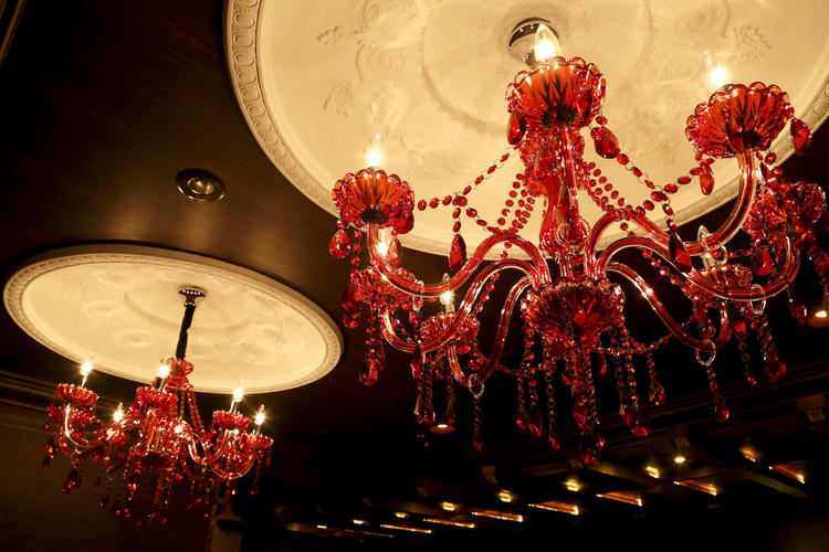 ゴージャズなシャンデリアのある内装