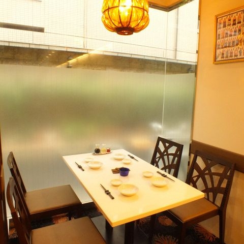 テーブル席からゆったりとしたソファ席まで