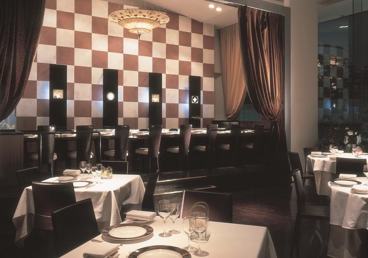 寿司カウンターも併設