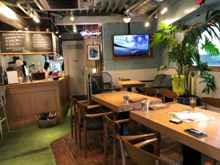 明るく開放的な店内