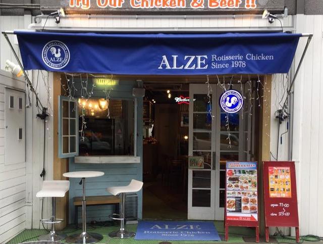 入口はガラス貼りで入りやすく◎