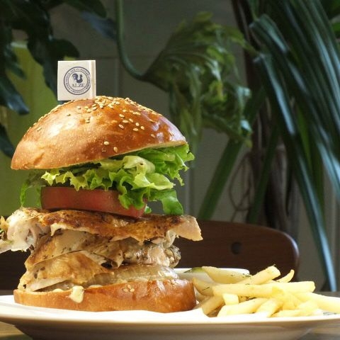 特製のバーガーはボリュームたっぷり♪