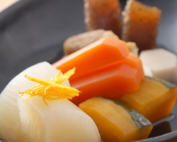 それぞれのお酒に合うお食事も本格的に。