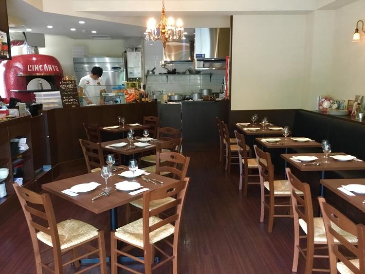 薪窯とこぢんまりした店内