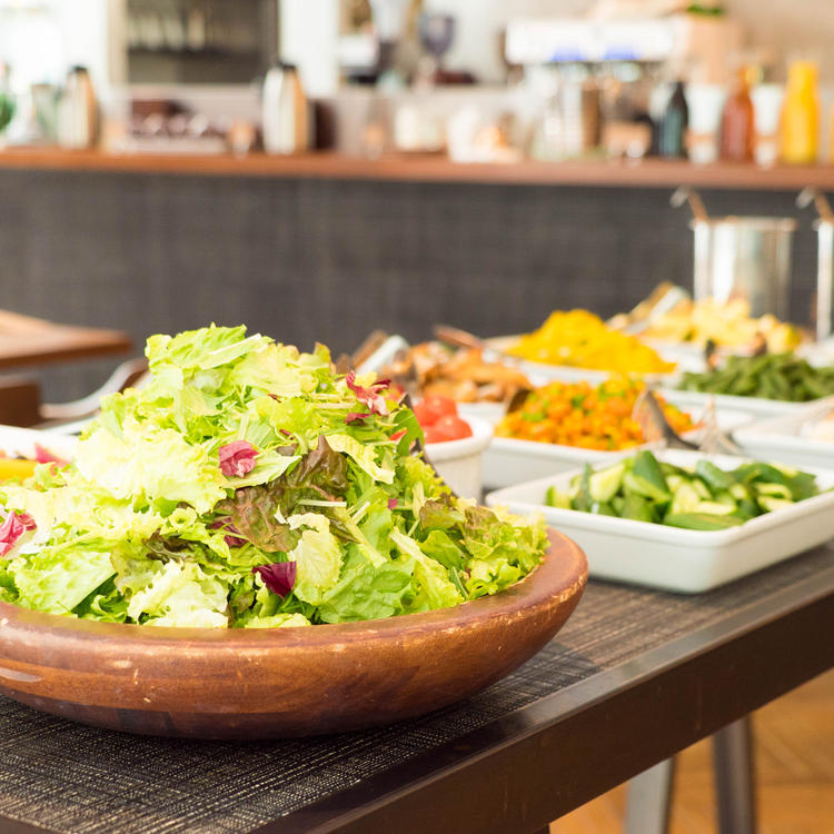 サラダバー付きのお得なランチを提供