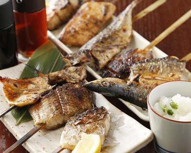 自慢の炭火焼き！絶品魚串焼きが人気◎