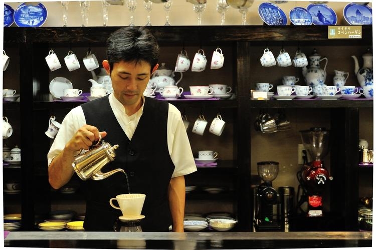 カウンターで丁寧にハンドドリップ