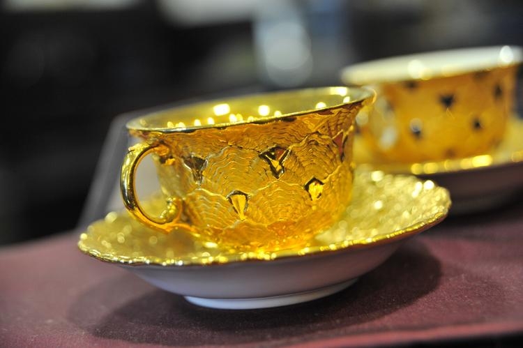 店内展示のアンティークカップの数々