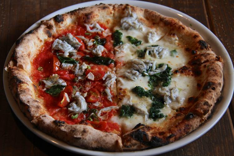 窯焼きのピザが人気です。