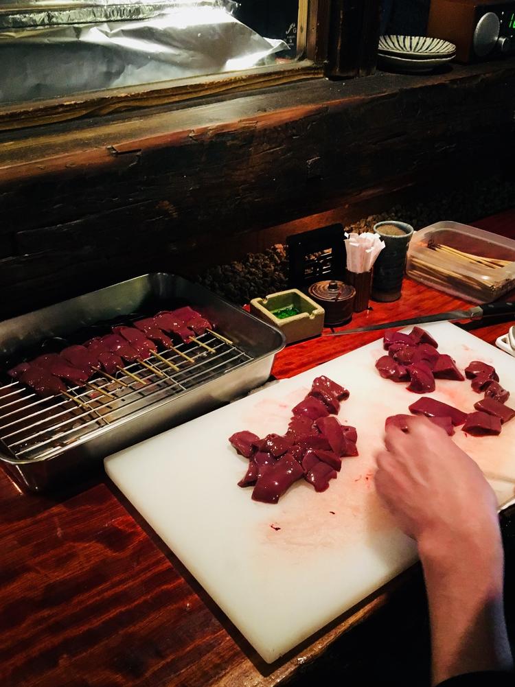 店内でイチから串打ちしています！