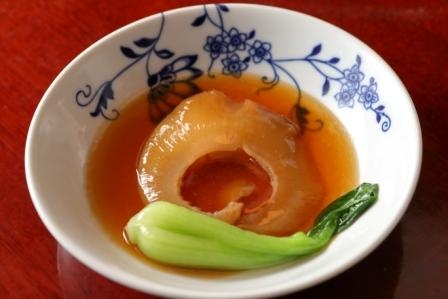 人気メニューふかひれ姿煮込み