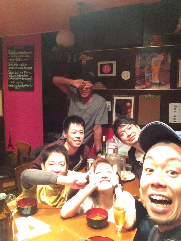 スタッフは飲むときも真剣です！