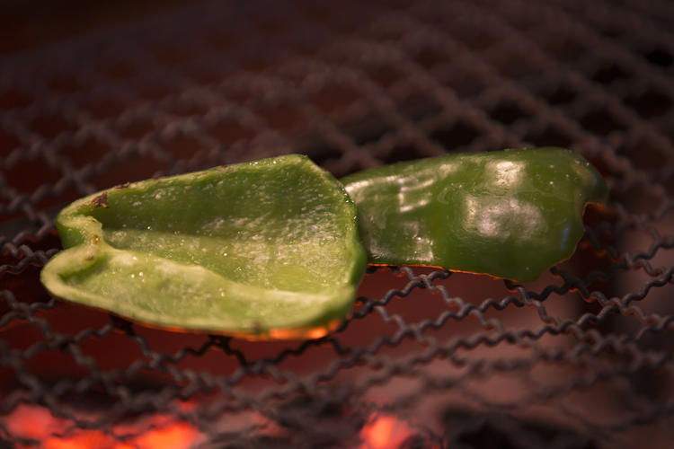 ピーマンの汗＝旨味を出せるのは炭火焼だけ