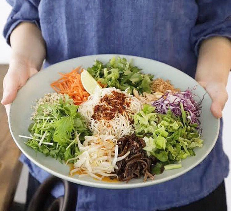 大人気　たっぷり野菜のカリカリ和え麺