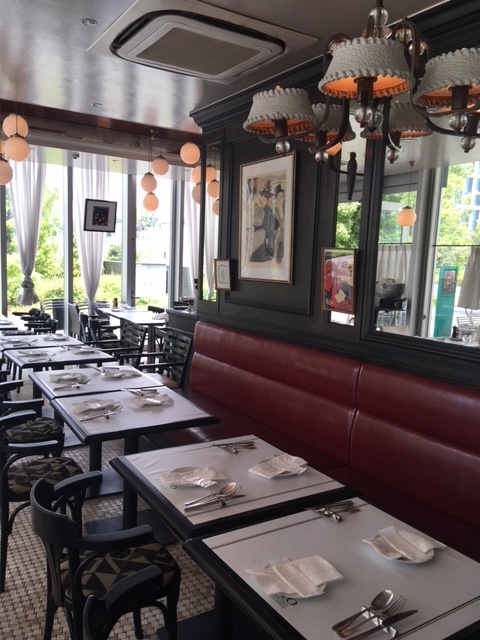 パリの街角にあるような