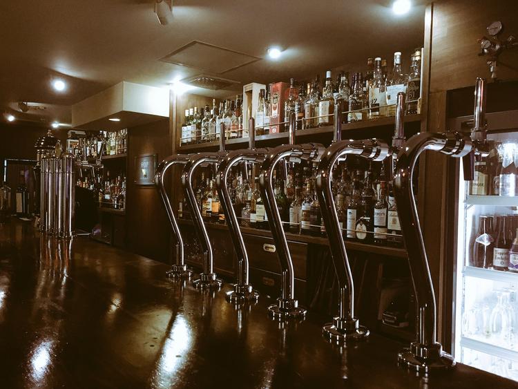 １０種のドラフトビールと豊富な洋酒